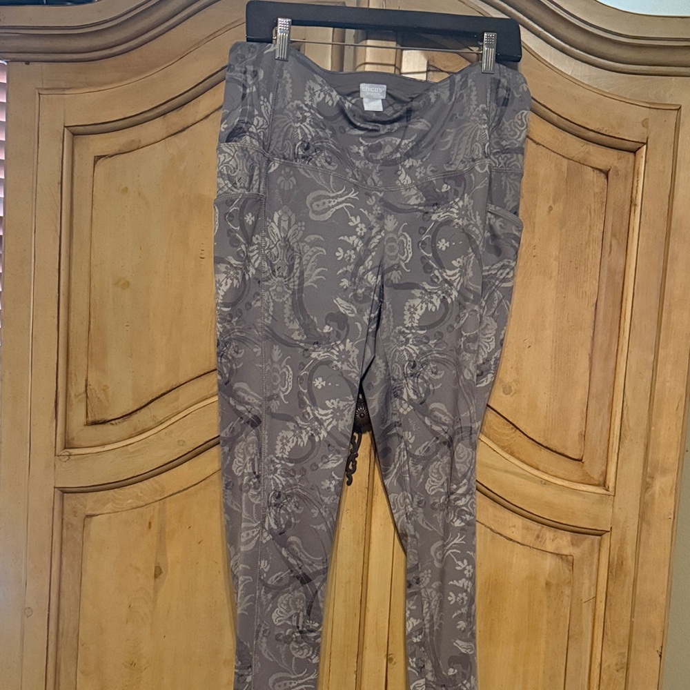 CHICO’S Zenergy Floral Patterned Gray Leggings